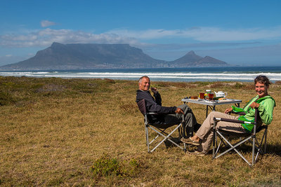 2015 mantoco Weltreise Suedafrika Kapstadt Sunset Beach Fruehstueck mit Panoramablick auf den Tafelberg.JPG