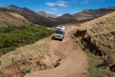 2016 mantoco Weltreise Lesotho Drakensberge spannende Pistenfahrt Piste auf dem Weg nach Matebang.jpg