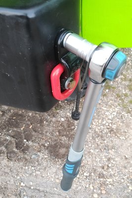 Auch Hängemattenanschlagpunkte müssen ordnungsgemäß verschraubt werden. Man beachte die Schraubsicherung mittels Nordlock Scheiben.