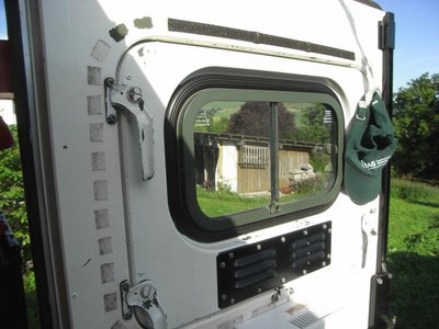 futzelkleines Fenster in der Sheltertüre