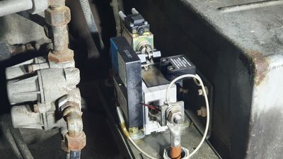 Relaisbaugruppe neben dem Batteriekasten.