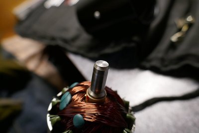 Das Ende der Elektromotorenwelle, welches am schwarzen Gehäuse angekommen ist und Abrieb verursacht hat.