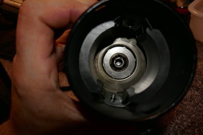 Das hintere Gleitlager, welches den Abrieb abbekommen hat. Das braune ist Fett, der Abrieb ist schwierig zu erkennen.