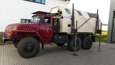 Sitzt.