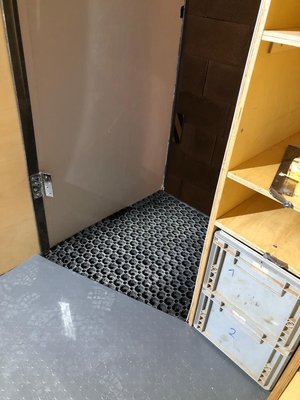 Noch ohne Türe, nur Scharnier