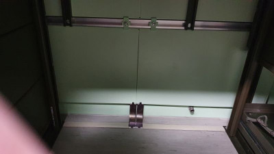 untere Platte und Teil der oberen Platte an der Wand hinter einem der Arbeitsplätze
