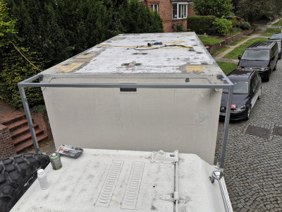 Dach abgeschliffen und Unterkonstruktion gebaut