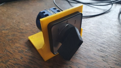 3D-Druckteil mit Schalter, probemontiert.