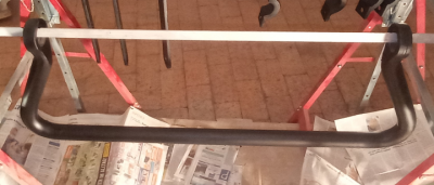 Hier sieht man meinen Stabibügel. So zusagen würde ich an der Oberseite zwei Bohrungen zu den Löchern für die Buchsen anbringen.