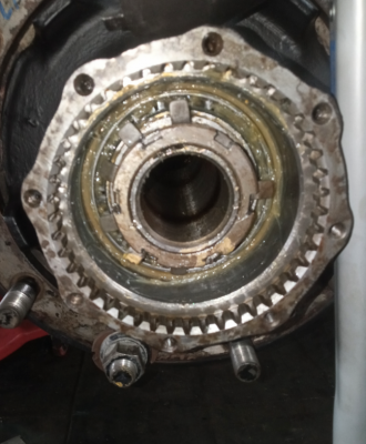Die Zweite Mitter wurde mit 400nm festgezogen und der Sicherungsring umgebogen. Und ja, ich habe den alten Sicherungsring wiederverwendet, der neue ist ungefähr einen halben cm zu groß im Durchmesser und ich wollte nicht warten bis ein neuer, passender Ring geliefert wird. Dazu war meine Motivation die Achse fertigzubekommen einfach zu groß.