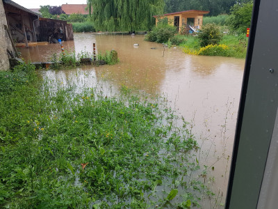 hinten rechts steht die Hütte