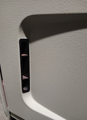 Die Luftleiter waren neben der Windschutzscheibe die einzigen Bauteile welche nicht ausgebaut werden. Eigentlich müsste man diese Kunststoffteile auf der Innenseite nur Zusammendrücken und kann sie dan herausschieben. Da das allerdings gar nicht funktionierte und ich Angst hatte sie zu Zerbrechen (sind ja schließlich 42 Jahre alte Kunststoffteile) hab ich sie am Ende einfach nur abgeklebt.
