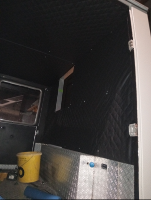 In der Rückwand sind leider einige Falten. Mal schauen wie die Rückbank diese verdeckt oder ob man die Rückwand noch einmal neu beziehen muss. Die Platten wurden einfach mit Linsenkopfschrauben angeschraubt.