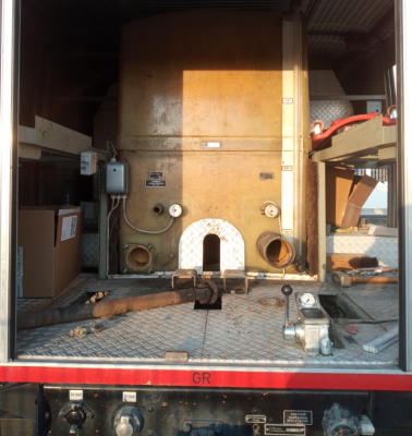 Hier sieht man den Heckgeräteraum. Auf den hinteren Metallknüppeln war die Pumpe verschraubt.  Die Riffelblechplatten mussten heraus um an die Verschraubung zu kommen.