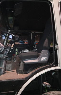 Ein MAN-Sitz im Mercedes.