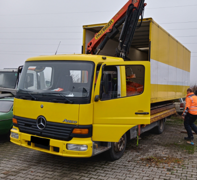 Der Aufbau ist da, er musste nur ein paar hundert Meter bis zu meinem Bastelplatz transportiert werden, der Atego hat sich tapfer geachlagen. Keine Angst, da kammen noch unzählige Spanngurte rum und wir haben keine öffentliche Straße benutzt.