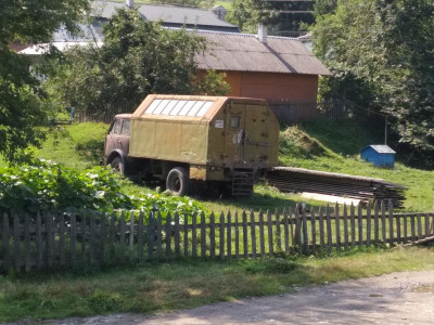 Koffer (Kung?) mit vielen Fenstern