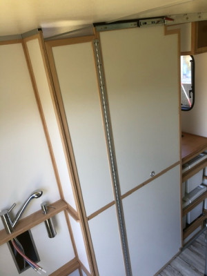 Die Lücke zum hinteren Abteil verdeckt zukünftig ein Hochschrank,