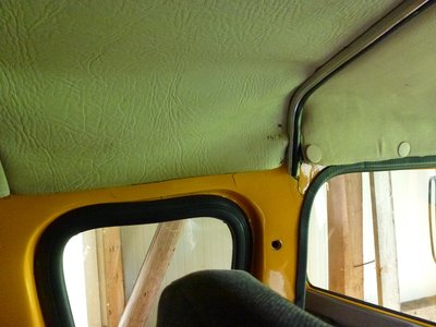 Risse Fahrerhaus zwischen den Türen Fahrerseite.jpg