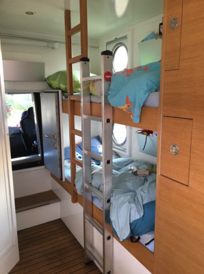 Stockbetten und Schrank vorne rechts; Batterien und Wassertank unter Stockbett