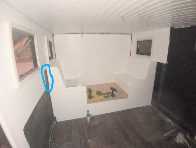 Über diese Lücke un der Wandverkleidung sollte die Sitzgruppe eigentlich herüberreichen. Leider gab es wohl einen Zahlendreher beim Zuschnitt