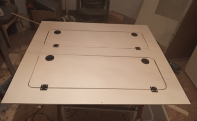 Die Scharniere sind aus Alu und schwarz Lackiert, zusammen mit den schwarzen Pull-Locks sieht das glaub ich am Ende ganz ansehnlich aus.