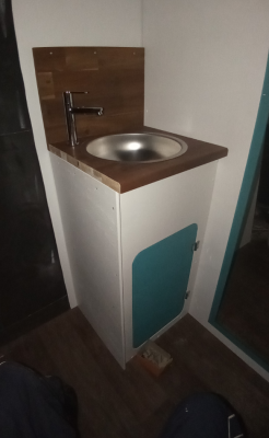 Kleiner Schrank mit Waschbecken. Auf der linken Seite wurde die &quot;Tischplatte&quot; bündig mit dem Korpus abgeschnitten, hier kommt später die Duschtüre heran