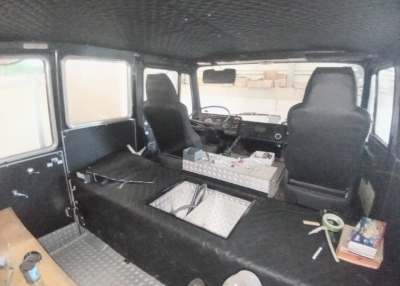 Das Innere des Fahrerhauses ist entweder mit Riffelblech (Boden, Sitzbank, Staufächer und der Kasten über dem Motortunnel) oder mit (Kunst)Leder verkleidet (Glattes Leder an den Türen und unter dem Fenster, der Rest mit gestepptem Leder. Fahrer- und Beifahrersitz stammen von MAN, haben einen schwarzen Stoffbezug (Ledersitze sind nicht so mein Fall) und eine &quot;Hintenrumverkleidung&quot; aus irgendeinem Material was optisch zum Leder passt.