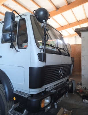 An der Front des Fahrzeuges darf der alte Arbeitsscheinwerfer wieder mitfahren. Außerdem wurden die letzten &quot;Kleinteile&quot; (wie z.b. Aufstiegshilfen, Schäkel,...) noch neu lackiert und wieder montiert. Langsam nähert sich das Fahrerhaus einem fertigen Zustand.