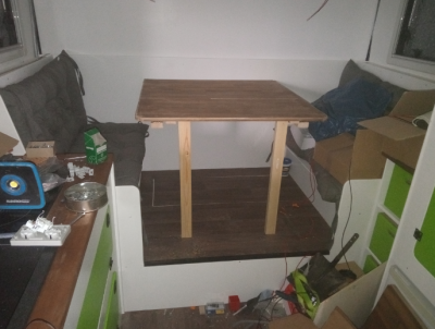 Der Tisch steht schon mal Probeweise drinnen. Später werden die Tischbeine noch gemalert und die Tischplatte wird an den Ecken noch etwas mehr abgerundet (sonst sind schon etwas akrobatische Fähigkeiten gefragt um auf die Sitzbank zu kommen.