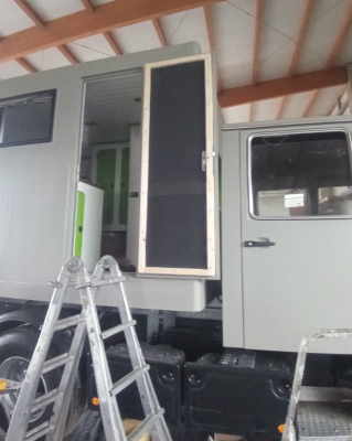 Die Tür wird auch langsamm. Sobald diese und der Tisch fertig sind ist der Innenausbau so gut wie fertig.
