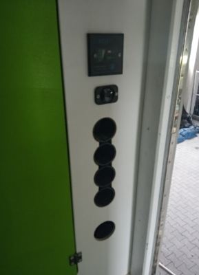 Gleich neben der Eingangstür befinden sich meine Schalter und Anzeigen. <br />Wobei die Anzahl der Anzeigen sich stark begrenzt, einmal gibt es eine Ladeanzeige für die Aufbaubatterien und eine Anzeige/Steuerung für den Wechselrichter.<br />Über die Lichtschalter werden (logischerweise) die Lichter geschaltet, einmal zwei Lampen über der Sitzgruppe, einmal zwei Lampen über der Küche und dem Eingang und einmal die Lampe im Bad.<br />Der vierte Lichtschalter ist für die Druckwasserpumpe: Diese kann man nun bei Bedarf &quot;Zuschalten&quot;, während der Fahrt oder längeren Zeiten auserhalb des Fahrzeuges macht man sie aus, so besteht nicht die Gefahr dass die Druckwasserpumpe mir unbemerkt bei einer Undichtigkeit den kompletten Wassertankinhalt ins Fahrzeug befördert. <br />An alle Stellen an welchen Schläuche z.b. mit dem Wasserhahn verbunden werden kommen Wasserwarnmelder.<br />Dan gibts dazu noch eine 230V-Doppelsteckdose.<br />Im hinteren Teil des Schrankes sitzt auch die komplette Elektrik, so ist alles zusammen. Sobald mein Elektriker sagt wo, werden auch noch zwei Batteriehauptschalter in diesem Schrank verbaut (Einmal Aufbau, einmal Fahrgestell)