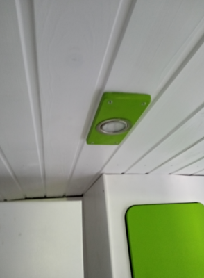 Die Lampe an der Decke, im Wohnraum in grün, im Bad wird sie blau