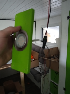 Hier sieht man die Verbindung von den Leitungen zur Lampe. Die Leitungen verlaufen komplett in Kabelkanälen von der Lampe bis in den Sicherungskasten