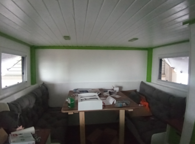 ... und noch einmal der hintere Teil der Kabine. <br />In den &quot;Dicken&quot; grünen Kästen von der Decke zur Sitzbank verlaufen die Kabelkanäle.