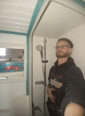 Die Dusche misst 50x70cm, wie man sieht passe ich dort ohne Probleme hinein