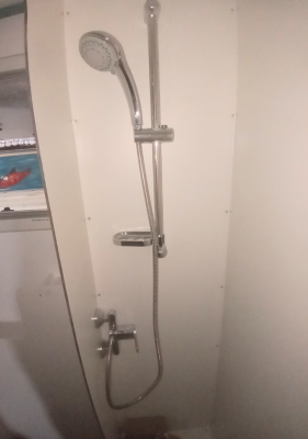 Die Mischarmatur wurde um 90° verdreht angebaut. Hierdurch war es möglich die Wasserleitungen in einem 10cm breiten Kasten unter dem Fenster/hinter der Toilette zu verbauen.