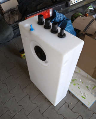 Der Abwassertank fasst 80 Liter. Die vier Tankdurchführungen sind für das Waschbecken im Bad, das Waschbecken in der Küche, die Dusche und der Abfluss der Spühlmaschine. Die blaue Tankdurchführung ist für den Entlüftungsschlauch.