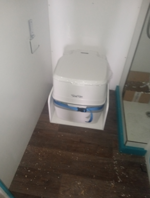 Das Toi-Toi an seinem Endgültigen Platz. Mal schauen ob es sich bewährt, es war einfach die schnellste/einfachste und mit eine Günstige Möglichkeit. Platz für eine TTT währe aber prinzipiell vorhanden.