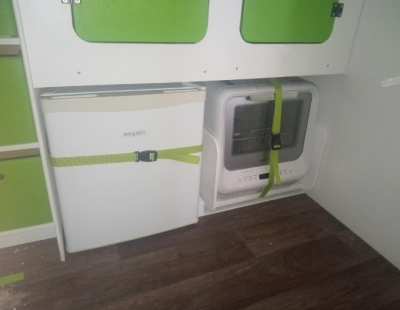 Kühlschrank und Geschierrspüler an ihrem Platz unter dem Kleiderschrank. Hinter dem Kühlschrank sind noch ca 10cm Platz bis zur Wand sodass evtl warme Luft vom Betrieb des Kühlschrankes und des Geschierrspüler zierkulieren können.