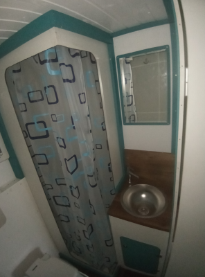 Für die Dusche fabs noch einen passenden Duschvorhang (blaue Kringel für blau-gemalertes Holz im Badezimmer) und weitere Kleinigkeiten. <br />Der Spiegel wurde auf eine Sperrholzplatte geklebt, so lässt er sich bei einer Beschädigung einfach entfernen/austauschen, ohne dass Klebereste auf der Wand zurückbleiben