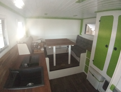 Hinten im Heck befindet sich die Sitzgruppe. Wird der Tisch nach unten gestellt entsteht dort eine Schlafmöglichkeit.