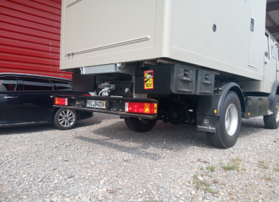 Der Unterfahrschutz im hochgeklappten Zustand. Heruntergeklappt ist die Unterkannte 40cm vom Boden weg, insgesammt hat der Daimler mit dem Kofferaufbau hinten 6cm eingefedert. Im Hochgeklappten Zustand hab ich jetzt 70cm &quot;Freiheit&quot;