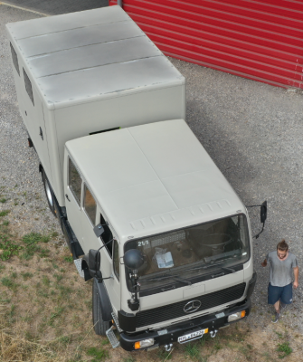 ... leider sieht man mit der Drohne aber auch meine Dach-Abdichtungsmittel-Orgien-Unschönes-Ergebniss. Na ja, irgendwann in ferner Zukunft kommen dort dan einmal Solarplatten drauf, dann sieht man hiervon nichts meht