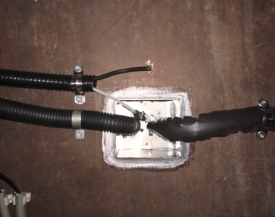 Der Einbau der Standheizung erfolgte mit einem Einbauflansch, Auspuff und Luftansaugung wurden in zwei entgegengesetzte Richtungen angebracht. Die Dieselleitung und der Kabelstrang zur Dieselpumpe verlaufen in einem Schlauch, so sind sie gut geschützt. Das selbe habe ich auch schon bei der Dieselleitung für den Herd gemacht