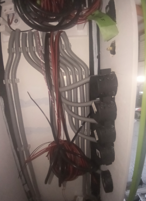 Alle Leitungen verlaufen in Kabelkanälen, später kommt hier noch eine abnehmbare Holzplatte davor, welche durch einen Ausschnitt den Zugang zum Sicherungskasten freigibt