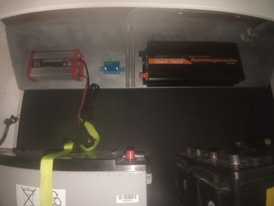Über den Batterien wurden das Ladegerät, der Batteriewächter und der Spannungswandler angebracht. Inzwischen ist auch alles verkabelt.