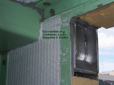 Da sitzt eine Verstärkung in der Wand, wesentlich breiter als die Locks von außen erscheinen.