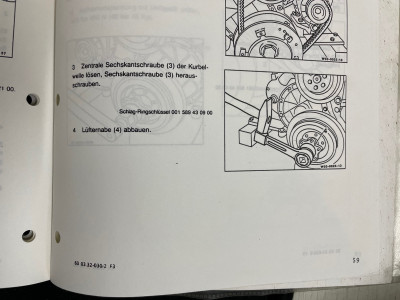 Zentralschraube Schwigungsdämpfer lösen.jpg