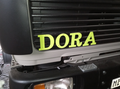 Auf dem Kühlergrill prangt jetzt in großer Schrift der Name, der Farbton ist übrigens genau auf die Farbe dieser Bauteile abgestimmt: